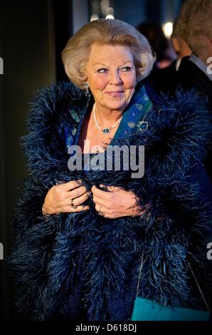 Niederländische Königin Beatrix kommt auf das 125-Jahr-Jubiläum des Konzerthauses Concertgebouw Orchestra in Amsterdam, Concertgebouw, 10. April 2013. Foto: Patrick van Katwijk und Dpa/Alamy Live-Nachrichten Stockfoto