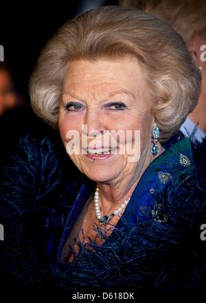 Niederländische Königin Beatrix kommt auf das 125-Jahr-Jubiläum des Konzerthauses Concertgebouw Orchestra in Amsterdam, Concertgebouw, 10. April 2013. Foto: Patrick van Katwijk und Dpa/Alamy Live-Nachrichten Stockfoto