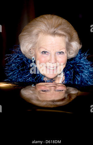 Niederländische Königin Beatrix kommt auf das 125-Jahr-Jubiläum des Konzerthauses Concertgebouw Orchestra in Amsterdam, Concertgebouw, 10. April 2013. Foto: Patrick van Katwijk und Dpa/Alamy Live-Nachrichten Stockfoto