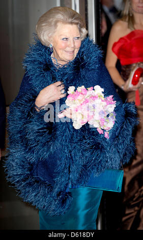 Niederländische Königin Beatrix kommt auf das 125-Jahr-Jubiläum des Konzerthauses Concertgebouw Orchestra in Amsterdam, Concertgebouw, 10. April 2013. Foto: Patrick van Katwijk und Dpa/Alamy Live-Nachrichten Stockfoto