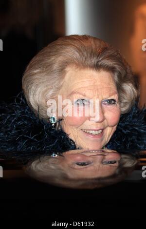 Niederländische Königin Beatrix kommt auf das 125-Jahr-Jubiläum des Konzerthauses Concertgebouw Orchestra in Amsterdam, Concertgebouw, 10. April 2013. Foto: RPE-Albert Nieboer / Dpa/Alamy Live-Nachrichten Stockfoto