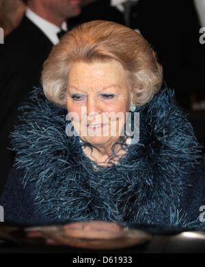 Niederländische Königin Beatrix kommt auf das 125-Jahr-Jubiläum des Konzerthauses Concertgebouw Orchestra in Amsterdam, Concertgebouw, 10. April 2013. Foto: RPE-Albert Nieboer / Dpa/Alamy Live-Nachrichten Stockfoto