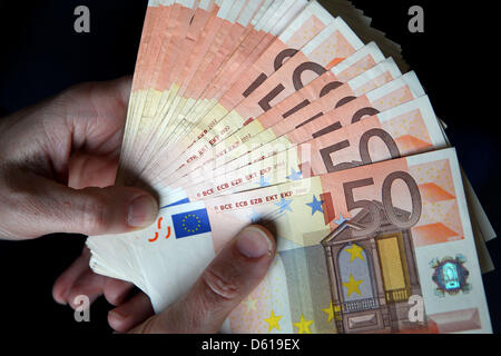 ILLUSTRATION - hält eine Hand 50 Euro-Banknoten in Leipzig, Deutschland, 3. April 2012. Foto: Jan Woitas Stockfoto