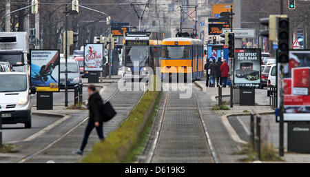 Autos und Straßenbahnen fahren Sie entlang einer Straße in Leipzig, Deutschland, 10. April 2012. In Reaktion auf die hohen Benzin Preise lokaler Bus, Bahn und Straßenbahn Dienstleister gebändert zusammen, um kostenlos die öffentlichen Verkehrsmittel Treiber vom 10. bis 13. April 2012 anbieten. Während der viertägigen Angebot können Fahrer und ihre Familienangehörigen eine Kfz-Zulassung statt Bus oder Bahn Ticket präsentieren. Foto: Jan Woitas Stockfoto