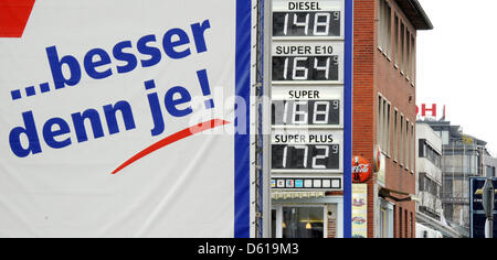 Eine Waschanlage mit einer geschlossenen Tankstelle wirbt mit dem Slogan "... besser als je zuvor" neben Preis Bord in Hannover, 10. April 2012. Deutsche Benzinpreise treffen derzeit ein neues Rekordhoch. Foto: Julian Stratenschulte Stockfoto