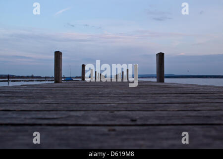 Blick auf eine Anlegestelle an der Altmühl-See in Muhr am siehe, Deutschland, 3. April 2012. Foto: Daniel Karmann Stockfoto