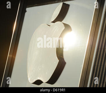 Die Morgensonne ist das Apple-Logo an Apple Store am Jungfernstieg zu Beginn der Verkauf des iPad 3 in Hamburg, Deutschland, 16. März 2012 wider. Der neue Tisch-Computer kann von Freitag erworben werden. Foto: Angelika Warmuth Stockfoto