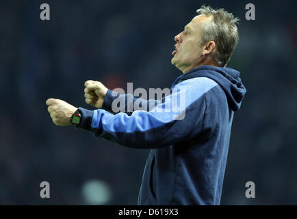 Freiburgs Trainer Christian Streich feiert Freiburgs 2-0 Ziel während der Bundesliga-Fußball-Spiel zwischen Hertha BSC und SC Freiburg am Olympiastadion in Berlin, Deutschland, 10. April 2012. Foto: Kay Nietfeld Stockfoto