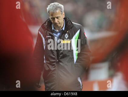 Mönchengladbach Cheftrainer Lucien Favre ist in der Halbzeitpause der Fußball Bundesligaspiel zwischen Werder Bremen und Borussia Moenchengladbach im Weser-Stadion in Bremen, Deutschland, 10. April 2012 abgebildet. Foto: Carmen Jaspersen Stockfoto