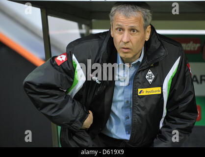 Mönchengladbach Cheftrainer Lucien Favre ist kurz vor dem Bundesliga-Fußballspiel zwischen Werder Bremen und Borussia Moenchengladbach im Weser-Stadion in Bremen, Deutschland, 10. April 2012 abgebildet. Foto: Carmen Jaspersen Stockfoto