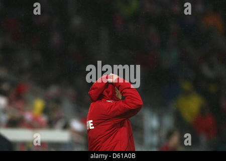 Kölns Trainer Stale Solbakken Gesten während der Fußball-vorentscheidendes zwischen FSV Mainz und FC Köln in der Coface Arena in Mainz, Deutschland, 10. April 2012 übereinstimmen. Foto: Fredrik von Erichsen Stockfoto