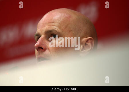 Kölns Trainer Stale Solbakken ist bei der Pressekonferenz nach dem vorentscheidendes Fußballspiel zwischen FSV Mainz und FC Köln in der Coface Arena in Mainz, Deutschland, 10. April 2012 abgebildet. Mainz gewann das Spiel 4: 0. Foto: Fredrik von Erichsen Stockfoto