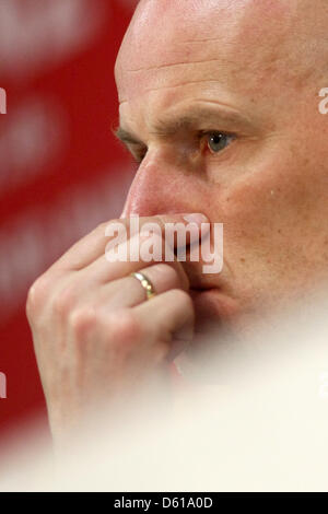 Kölns Trainer Stale Solbakken ist bei der Pressekonferenz nach dem vorentscheidendes Fußballspiel zwischen FSV Mainz und FC Köln in der Coface Arena in Mainz, Deutschland, 10. April 2012 abgebildet. Mainz gewann das Spiel 4: 0. Foto: Fredrik von Erichsen Stockfoto