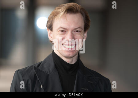 Direktor der Berliner staatlichen Ballett Vladimir Malakhov stellt auf einer Pressekonferenz in Berlin, Deutschland, 11. April 2012. 86 Ballett-Aufführungen sind für die Saison 2012/2013, 31 davon an der Deutschen Oper Berlin geplant. Foto: SEBASTIAN KAHNERT Stockfoto