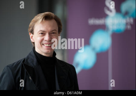 Direktor der Berliner staatlichen Ballett Vladimir Malakhov stellt auf einer Pressekonferenz in Berlin, Deutschland, 11. April 2012. 86 Ballett-Aufführungen sind für die Saison 2012/2013, 31 davon an der Deutschen Oper Berlin geplant. Foto: SEBASTIAN KAHNERT Stockfoto