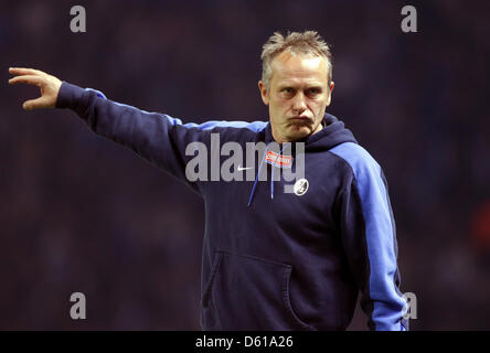 Freiburgs Trainer Christian Streich folgt der Bundesliga-Fußball-Spiel zwischen Hertha BSC und SC Freiburg am Olympiastadion in Berlin, Deutschland, 10. April 2012. Foto: Kay Nietfeld Stockfoto