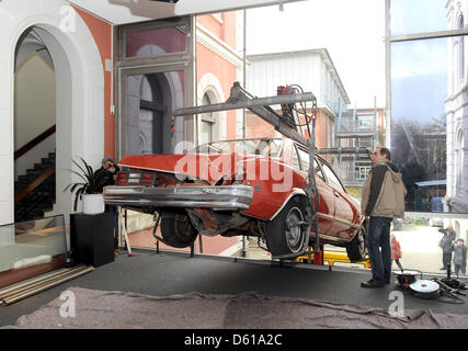 Ein Chevrolet Malibu, das im Jahre 1192 in der Nähe von New York von einem Meteoriten getroffen wurde ist in einem Ausstellungsraum des staatlichen Museums "Mensch und Natur" in Oldenburg, Deutschland, 11. April 2012 gelegt. Das Auto ist eine Leihgabe aus den USA für die Sonderausstellung "Auswirkungen von Meteoriten - Außerirdischen Steinen im Landesmuseum" vom 31. März bis 16. September 2012 stattfindet. Foto: INGO WAGNER Stockfoto