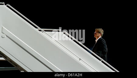 Deutscher Außenminister Guido Westerwelle (FDP) steigt auf das Regierung-Flugzeug, das ihn zum G8-Treffen der Außenminister in Washington in Berlin, Deutschland, 10. April 2012 stattfindet. Foto: Tim Brakemeier