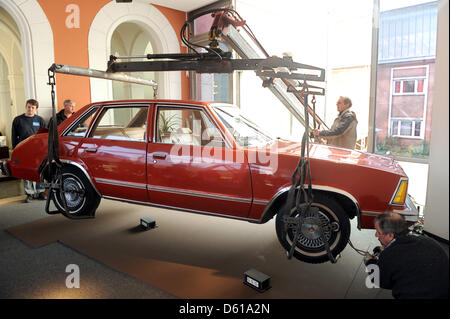 Ein Chevrolet Malibu, das im Jahre 1192 in der Nähe von New York von einem Meteoriten getroffen wurde ist Platz in einem Ausstellungsraum des staatlichen Museums "Mensch und Natur" in Oldenburg, Deutschland, 11. April 2012. Das Auto ist eine Leihgabe aus den USA für die Sonderausstellung "Auswirkungen von Meteoriten - Außerirdischen Steinen im Landesmuseum" vom 31. März bis 16. September 2012 stattfindet. Foto: INGO WAGNER Stockfoto