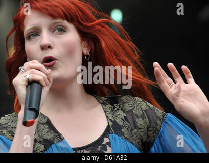 Datei - eine Archiv Bild datiert 19. Juni 2010 zeigt britische Singer-Songwriterin Florence Welch von "Florence and the Machine" Auftritt beim Hurricane-Festival in Scheesel, Deutschland. Sie sagte "InTouch" Magazin, dass Alkohol schlecht für ihre Stimme und ihr Gewissen war aber der Hauptgrund, warum sie Alkohol vermeidet ihre Abneigung gegen Kater war. Foto: Carmen Jaspersen Stockfoto