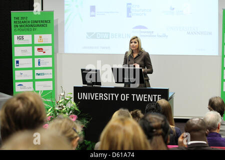 Prinzessin Maxima der Niederlande eröffnet Forschungskonferenz über Mikro Versicherung an der Universität Twente in Enschede, Niederlande, 11. April 2012. Prinzessin Maxima hält eine Rede bei der Eröffnung. Die Prinzessin ist der Generalsekretär Special Advocate für Inclusive Finance für die Entwicklung der Vereinten Nationen. Foto: Patrick van Katwijk Niederlande Stockfoto