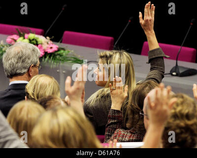 Prinzessin Maxima der Niederlande eröffnet Forschungskonferenz über Mikro Versicherung an der Universität Twente in Enschede, Niederlande, 11. April 2012. Prinzessin Maxima hält eine Rede bei der Eröffnung. Die Prinzessin ist der Generalsekretär Special Advocate für Inclusive Finance für die Entwicklung der Vereinten Nationen. Foto: Patrick van Katwijk Niederlande Stockfoto