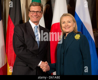 Bundesaußenminister Guido Westerwelle (FDP, l) Wird bin Mittwoch (11.04.2012) in Washington, USA, Nach Dem Mittagessen des G8-Außenministertreffens von U.S. Außenministerin Hillary Clinton Begrüßt. Die Außenminister der G8-Staaten Berieten Auf Dem Treffen Unter flektiert Über Die Lage Im Nahen Osten Und in Nordkorea. Westerwelle Bleibt Bis Freitag (13.04.2012) in Den USA. Foto: Tim Brak Stockfoto