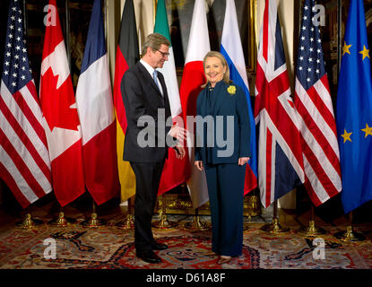 Bundesaußenminister Guido Westerwelle (FDP, l) Wird bin Mittwoch (11.04.2012) in Washington, USA, Nach Dem Mittagessen des G8-Außenministertreffens von U.S. Außenministerin Hillary Clinton Begrüßt. Die Außenminister der G8-Staaten Berieten Auf Dem Treffen Unter flektiert Über Die Lage Im Nahen Osten Und in Nordkorea. Westerwelle Bleibt Bis Freitag (13.04.2012) in Den USA. Foto: Tim Brak Stockfoto