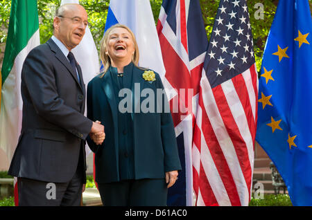 Der französischen Außenminister Alain Juppé (l) Wird bin Mittwoch (11.04.2012) in Washington, USA, Studienabschnitte des G8-Außenministertreffens von U.S. Außenministerin Hillary Clinton Begrüßt. Die Außenminister der G8-Staaten Berieten Auf Dem Treffen Unter flektiert Über Die Lage Im Nahen Osten Und in Nordkorea. Foto: Tim Brakemeier dpa Stockfoto