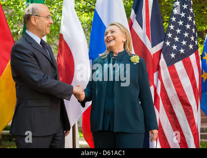 Der französischen Außenminister Alain Juppé (l) Wird bin Mittwoch (11.04.2012) in Washington, USA, Studienabschnitte des G8-Außenministertreffens von U.S. Außenministerin Hillary Clinton Begrüßt. Die Außenminister der G8-Staaten Berieten Auf Dem Treffen Unter flektiert Über Die Lage Im Nahen Osten Und in Nordkorea. Foto: Tim Brakemeier dpa Stockfoto