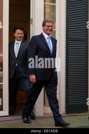 Der deutsche Außenminister Guido Westerwelle und sein japanischer Minister Kollege, Koichiro Gemba (L) Fuß zu einem Fototermin der Außenminister der G8-Treffen in Washinigton D.C., USA, 11. April 2012. Die Außenminister diskutierten die Situation im Nahen Osten und Nordkorea. Foto: Tim Brakemeier Stockfoto