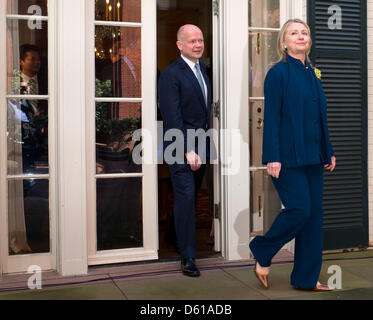 US-Außenminister, Hillary Clinton (R) und britische ministerielle Kollegin, William Hague, Fuß zu einem Fototermin der Außenminister der G8-Treffen in Washinigton D.C., USA, 11. April 2012. Die Außenminister diskutierten die Situation im Nahen Osten und Nordkorea. Foto: Tim Brakemeier Stockfoto