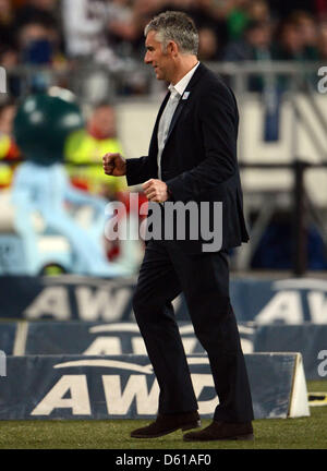 Hannovers Trainer Mirko Slomka feiert den Sieg seines Teams nach dem deutschen Bundesliga-Spiel zwischen Hannover 96 und VfL Wolfsburg im AWD-Arena in Hannover, Deutschland, 11. April 2012. Foto: PETER STEFFEN Stockfoto