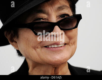 (Dpa-Datei) - eine Datei im Bild datiert 10. September 2010 zeigt Japanisch-US-Künstlerin Yoko Ono lächelnd in der Galerie "Haunch of Venison' in Berlin, Deutschland. Shakespeare, Stockhausen, Simon Rattle, Cate Blanchett und Yoko Ono sind nur einige der Namen, die an der London "Kultur-Olympiade" gekennzeichnet sind. Die Olympischen Spiele finden statt vom 27 Juli bis 12. August 2012 in London. Foto: Hann Stockfoto