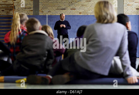 HANDOUT - datiert eine Handout Datei 12. April 2012 zeigt Schüler und Lehrer zum Gedenken an Lena, der in einem Parkhaus am ersten Tag des Urlaubs, mit Pastor Manfred Meyer (C) in einer Sporthalle der Schule Ems in Emden, Deutschland ermordet wurde. Foto: Karlheinz Kraemer/Stadt Emden / Achtung: nur zu redaktionellen Zwecken Stockfoto