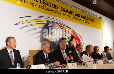 Gouverneur von Georgia (USA) Casey Cagle (L-R), Landeshauptmann der oberen Österreich Josef Pühringer, Premier von Bayern Horst Seehofer, Gouverneur von São Paulo (Brasilien) Geraldo Alckmin, Premier von Quebec (Kanada) Jean Charest, Premier Westkap (Südafrika Helen Zille und Vize-Gouverneur von Shandong (China) Cai Limin sind im Bild zu Beginn der sechsten Regierungskonferenz von Bayern Stockfoto