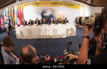 Gouverneur von Georgia (USA) Casey Cagle (L-R), Landeshauptmann der oberen Österreich Josef Pühringer, Premier von Bayern Horst Seehofer, Gouverneur von São Paulo (Brasilien) Geraldo Alckmin, Premier von Quebec (Kanada) Jean Charest, Premier Westkap (Südafrika Helen Zille und Vize-Gouverneur von Shandong (China) Cai Limin sind im Bild zu Beginn einer Pressekonferenz von Bayerns Partner re Stockfoto