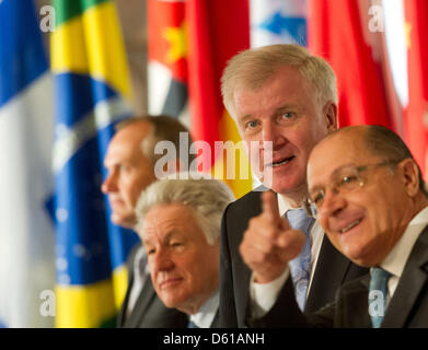 Premier von Bayern Horst Seehofer (CSU, 2-R) steht zwischen seinen Kollegen Gouverneur von Georgia (USA) Casey Cagle (L), Landeshauptmann der oberen Österreich Josef Pühringer (2 L) und Gouverneur von São Paulo (Brasilien) Geraldo Alckmin (R) zu Beginn der sechsten Regierungskonferenz Bayerns Partnerregionen in Sao Paulo, Brasilien, 12. April 2012. Seehofer besucht die brasilianische Wirtschaft m Stockfoto