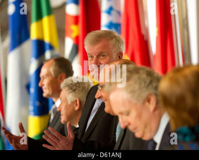 Premier von Bayern Horst Seehofer (CSU, C) steht zwischen seinen Kollegen Gouverneur von Georgia (USA) Casey Cagle (L-R), Landeshauptmann der Upper Austria Josef Pühringer, Gouverneur von São Paulo (Brasilien) Geraldo Alckmin und Premier von Quebec (Kanada) Jean Charest zu Beginn der sechsten Regierungskonferenz Bayerns Partnerregionen in Sao Paulo, Brasilien, 12. April 2012. Seehofer v Stockfoto