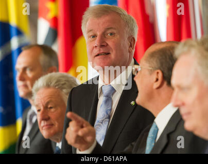 Premier von Bayern Horst Seehofer (CSU, C) steht zwischen seinen Kollegen Gouverneur von Georgia (USA) Casey Cagle (L-R), Landeshauptmann der Upper Austria Josef Pühringer, Gouverneur von São Paulo (Brasilien) Geraldo Alckmin und Premier von Quebec (Kanada) Jean Charest zu Beginn der sechsten Regierungskonferenz Bayerns Partnerregionen in Sao Paulo, Brasilien, 12. April 2012. Seehofer v Stockfoto