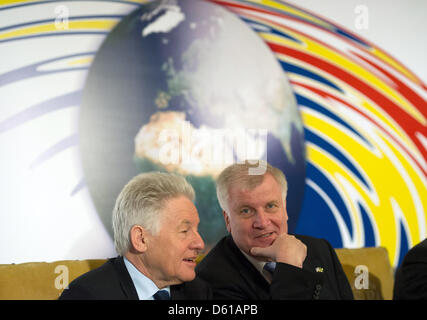 Premier des Bayern Horst Seehofer (CSU, R) und Landeshauptmann des oberen Österreich Josef Pühringer sitzen neben einander zu Beginn der sechsten Regierungskonferenz Bayerns Partnerregionen in Sao Paulo, Brasilien, 12. April 2012. Seehofer besucht die brasilianische Wirtschaftsmetropole vom 09. bis 12. April 2012. Foto: PETER KNEFFEL Stockfoto