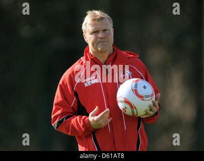 Datei - eine Archiv Bild datiert 5. Januar 2011 zeigt dann Kopf Trainer des Fußball-Bundesligisten FC Köln Frank Schaefer im Trainingslager in Belek, Türkei. Schäfer wird die Position der Cheftrainer des FC Köln bis zum Ende der Saison fortgesetzt. Foto: Soeren Stache Stockfoto