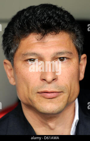 Kaiserslautern Trainer Krasimir Balakov sitzt auf der Bank während der Bundesliga-Fußballspiel zwischen Bayxer 04 Leverkusen und FC Kaiserslautern in der BayArena in Leverkusen, Deutschland, 11. April 2012. Leverkusen gewann das Spiel 3: 1. Foto: Marius Becker Stockfoto