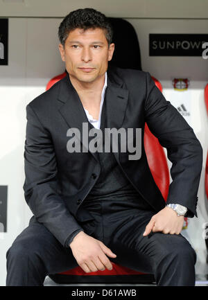 Kaiserslautern Trainer Krasimir Balakov sitzt auf der Bank während der Bundesliga-Fußballspiel zwischen Bayxer 04 Leverkusen und FC Kaiserslautern in der BayArena in Leverkusen, Deutschland, 11. April 2012. Leverkusen gewann das Spiel 3: 1. Foto: Marius Becker Stockfoto