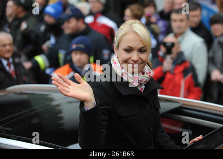 Biathletin Magdalena Neuner Wellen den Zuschauern im Rahmen eines Empfangs in Wallgau, Deutschland, 13. April 2012. Rund 2.000 Zuschauer werden erwartet, für den Abschied von der Doppel-Olympiasieger und Biathlet in ihrer Heimatstadt in Wallgau. Foto: ANDREAS GEBERT Stockfoto