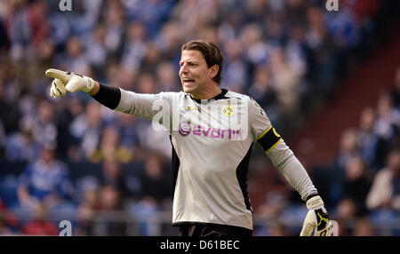 Dortmunds Torwart Roman Weidenfeller Gesten während der Bundesliga-Fußball-Spiel zwischen FC Schalke 04 und Borussia Dortmund in der Veltins Arena in Gelsenkirchen, Deutschland, 14. April 2012. Foto: BERND THISSEN (Achtung: EMBARGO Bedingungen! Die DFL ermöglicht die weitere Nutzung der Bilder im IPTV, mobile Dienste und anderen neuen Technologien nur nicht früher als zwei h Stockfoto