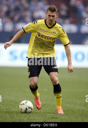 Dortmunds Lukasz Piszczek spielt den Ball während der Bundesliga-Fußball-Spiel zwischen FC Schalke 04 und Borussia Dortmund in der Veltins Arena in Gelsenkirchen, Deutschland, 14. April 2012. Foto: BERND THISSEN (Achtung: EMBARGO Bedingungen! Die DFL ermöglicht die weitere Nutzung der Bilder im IPTV, mobile Dienste und anderen neuen Technologien nur nicht früher als zwei Stunden Afte Stockfoto