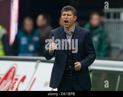 Kaiserslautern Trainer Krasimir Balakov Gesten während der deutschen Bundesliga zwischen 1 übereinstimmen. FC Kaiserslautern und 1. FC Nürnberg im Fritz-Walter-Stadion in Kaiserslautern, Deutschland, 14. April 2012. Foto: Uwe Anspach Stockfoto