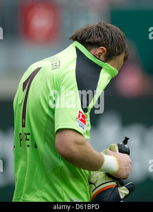 Kaiserslautern Torwart Tobias Sippel verlässt das Spielfeld nach der deutschen Bundesliga-Spiel zwischen 1. FC Kaiserslautern und 1. FC Nürnberg im Fritz-Walter-Stadion in Kaiserslautern, Deutschland, 14. April 2012. Foto: Uwe Anspach Stockfoto