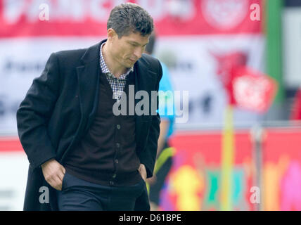 Kaiserslautern Trainer Krasimir Balakov verlässt das Feld nach dem deutschen Bundesliga-Spiel zwischen 1. FC Kaiserslautern und 1. FC Nürnberg im Fritz-Walter-Stadion in Kaiserslautern, Deutschland, 14. April 2012. Foto: Uwe Anspach Stockfoto